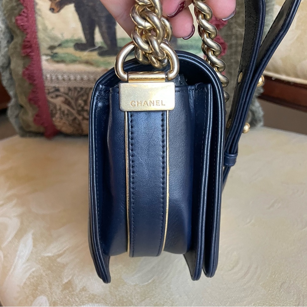 CHANEL Navy Woven Crossbody Bag with Gold Chain - Picture 4 of 15